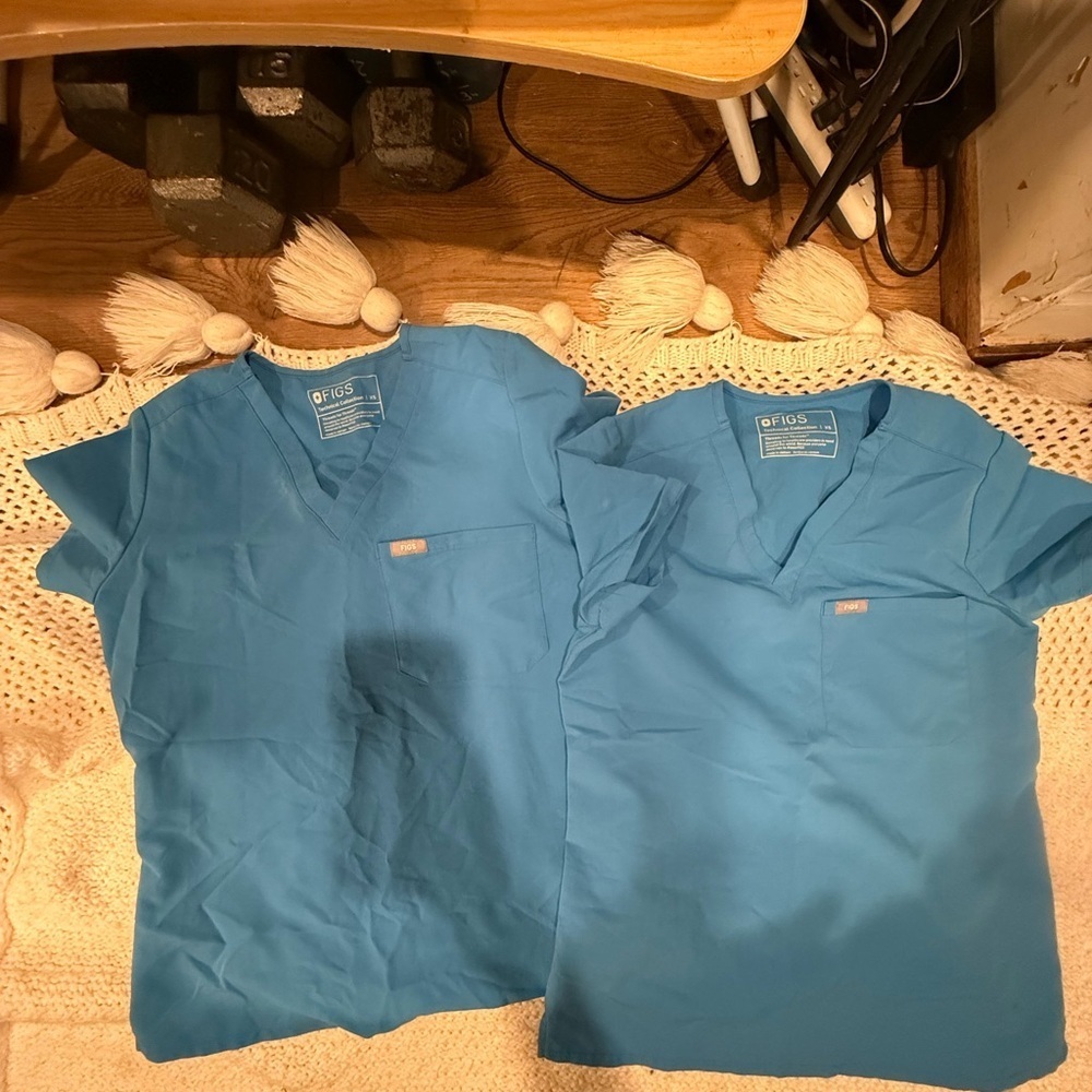 Set 2 FIGS Womens size XS Blue V-Neck Tops